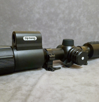 Tēmēklim ir lāzera tālmērs un ballistiskais kalkulators.