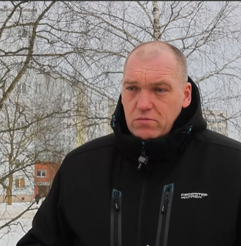 Jelgavas pamatskolā cietušās pirmklasnieces tēvs pieprasa izslēgt no skolas zēnu, kas uzbruka viņa bērnam.