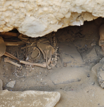 Ēģiptes arheologu netālu no piramīdām Gīzā atklātās kapenes, domājams, pieder strādniekiem, kuri cēla lielās piramīdas, un sniedz ieskatu par to, kā viņi dzīvoja un un ko ēda pirms vairāk nekā 4000 gadiem.