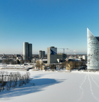Skats uz daudzfunkcionālo kompleksu "Zunda Towers", "Preses namu" un "Swedbank" centrālo ēku.