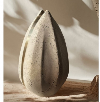 Uzņēmums "Turn Urn" radījis bioloğiski noārdāmu kremācijas urnu, kas pēc ierakšanas zemē sadalās un kopā ar aizgājēja pelniem bagātina augsni – tas palīdz izaugt jebkuram augam, kas par piemiņu tiek iestādīts virs tās.