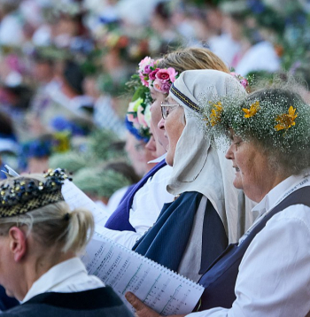 Kori grib dziedāt, grib svētkus, bet visi piekrīt, ka to vajadzētu darīt emocionāli pacilātā stāvoklī, nevis konfliktsituācijā... Attēlā: Dziesmu svētku dalībnieki Lielajā estrādē 2023. gadā.