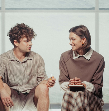 Rūdolfs Sprukulis (Knuta Auzenieka lomā) un Santa Breikša (Dārtas Dārznieces lomā).