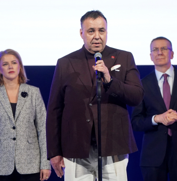 Ministru prezidente Evika Siliņa, Latvijas Olimpiskās komitejas prezidents Raimonds Lazdiņš un Valsts prezidents Edgars Rinkēvičs piedalās pasākumā Latvijas Nacionālajā teātrī, kurā paziņo Latvijas delegācijas karognesējus Milānas-Kortīnas olimpiskajās spēlēs.