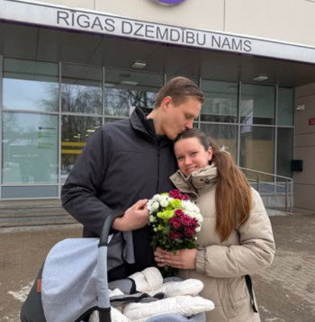 Jānis Dombrava ar sievu Anniju Evitu Asmini-Dombravu pie Rīgas Dzemdību nama.