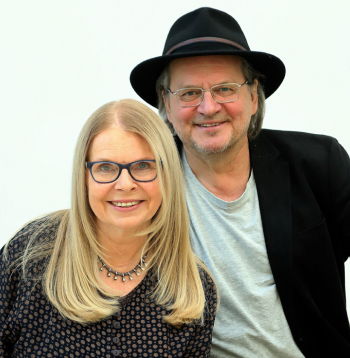 Postfolkloras
grupas “Iļģi” dibinātāji mūziķe un folkloriste Ilga Reizniece un aizrautīgais kokles spēles meistars Māris
Muktupāvels.