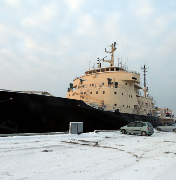 Ledlauzis "Varma" Rīgas pasažieru ostā.
