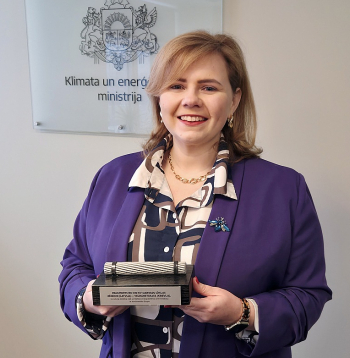 Klimata un enerģētikas ministrijas valsts sekretāra vietniece enerģētikas politikas jautājumos Līga Rozentāle: "No drošības viedokļa, atslēdzoties no BRELL, mēs neesam neko zaudējuši, drīzāk pat ieguvuši – gatavojoties atslēgšanai, Latvijā veikta virkne elektrotīkla modernizācijas darbu."