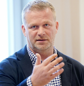 Eiropas Parlamenta deputāts Reinis Pozņaks uzskata, ka apstiprinātais ziņojums kalpos kā stratēģisks ceļvedis, lai palīdzētu ES efektīvi reaģēt uz pieaugošajiem dronu kara draudiem.