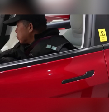 Slēptais auto durvju rokturis.