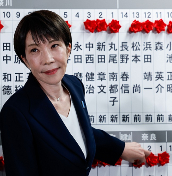 Japānas premjerministre Sanaje Takaiči vēlēšanu naktī valdošās Liberāldemokrātiskās partijas birojā Tokijā, atzīmējot parlamenta vēlēšanās uzvarējušos kandidātus.