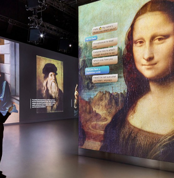 Izmantojot interaktīvas tehnoloģijas un projekcijas, ikoniskais mākslas šedevrs "Mona Liza" (priekšplānā) tiek atklāts jaunā aizraujošā veidā.