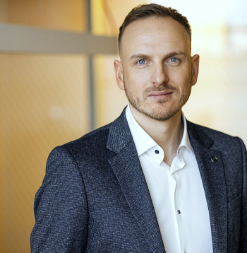 "Luminor" bankas mājokļu kreditēšanas vadītājs Kaspars Sausais: "Prognozējamāku izmaksu un samērā operatīva būvniecības procesa dēļ 60–70% klientu Latvijā šobrīd izvēlas būvēt koka karkasa mājas."