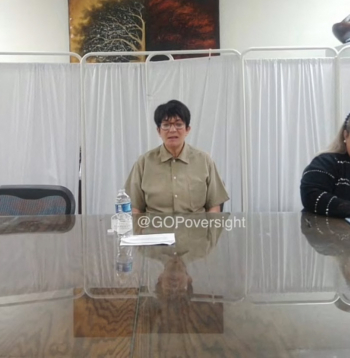 Gilēna Maksvela sniedz liecības izmeklēšanā par Džefriju Epstīnu.