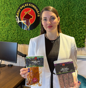 "Cēsu gaļas kombināta" vadītāja Ieva Piteronoka-Krišāne: "Latvijā esam pionieri liellopu produktu, to skaitā maltīšu gatavošanā. Liellopa gaļas skirt steiks un jēra gaļas kebabi ar kinzu ir viegli, ērti un ātri pagatavojamu maltīšu produkti." "Cēsu gaļas kombināta" vadītāja Ieva Piteronoka-Krišāne: "Latvijā esam pionieri liellopu produktu, to skaitā maltīšu gatavošanā. Liellopa gaļas skirt steiks un jēra gaļas kebabi ar kinzu ir viegli, ērti un ātri pagatavojamu maltīšu produkti."