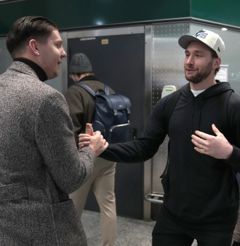 Latvijas hokeja izlases ģenerālmenedžeris Rūdolfs Kalvītis (no kreisās) sagaida Milānā Latvijas NHL hokeja spēlētāju Uvi Jāni Balinski uz 2026. gada Milānas un Kortīnas ziemas olimpiskajām spēlēm Itālijā.