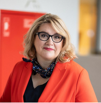 Kristīne Jučkoviča: "Gribētos ticēt, ka aptieka ar laiku kļūs par veselības aprūpes punktu, kas nevis aizstās ģimenes ārsta prakses, bet, kā tas izskanējis vairākos Eiropas farmaceitiskās aprūpes asociāciju saietos, kļūs par "vietām, kas aizpildīs veselības aprūpes tuksnešus"."