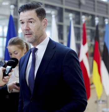 "Ja vēlaties kļūt par Zviedrijas pilsoni, šķiet prātīgi, ka jums jāzina, vai Zviedrija ir karaliste vai republika," jaunās naturalizācijas normas žurnālistiem šonedēļ komentēja Zviedrijas migrācijas lietu ministrs Juhans Foršels.