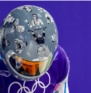 Ukraiņu skeletonists Vladislavs Heraskevičs un viņa ķivere, kas veltīta Krievijas noslepkavoto ukraiņu sportistu piemiņai.