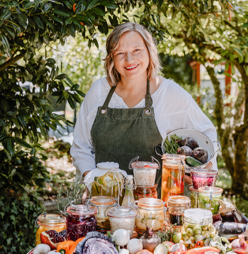 Skolas dibinātāja un fermentēšanas meistarklašu vadītāja Baiba Rudoviča.
