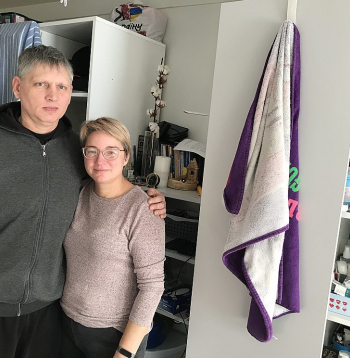 Anna un Dmitrijs Hostimeļā savā 13 kvadrātmetru istabiņā Polijas valdības sagādātajā moduļu mājā.