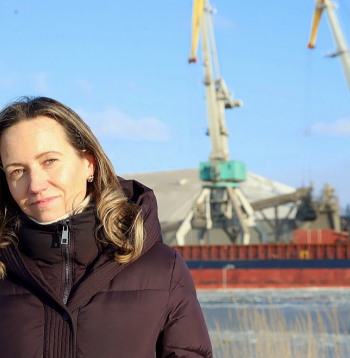 Liepājas speciālās ekonomiskās zonas pārvaldes drošības, aizsardzības un vides daļas speciāliste Maija Uzoliņa: "Piegružojuma novēršanai ostā beramās kravas nedrīkst pārkraut, ja vēja ātrums pārsniedz 10 metrus sekundē."