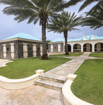 Viena no ēkām mazajā Sentdžeimsa salā, kas bija Epstīna privātīpašums.