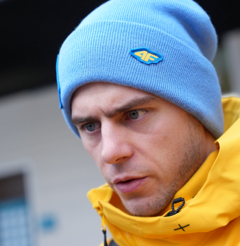 Ukrainas skeletonists Vladislavs Heraskevičs skeletona trasē Kortīnā piedalās preses brīfingā pēc Starptautiskās Olimpiskās komitejas lēmuma diskvalificēt sportistu no 2026. gada Milānas un Kortīnas ziemas olimpiskajām spēlēm Itālijā, kur sportists atteicās mainīt ķiveri, uz kuras attēloti vairāk nekā 20 ukraiņu sportisti un treneri, kas nogalināti Krievijas uzsāktajā karā.