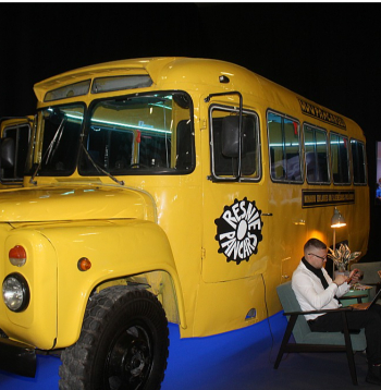 Ar šo retro "pankara" izklaides busiņu, saslēgti rokudzelžos, piedzīvojumu meklētāji droši var doties uz cietumu.