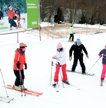 Snovbordisti un slēpotāji slēpošanas kompleksā "Žagarkalns".