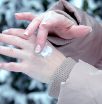 Ja izmanto krēmus, ziemā ikdienas aprūpei nepieciešams ar biezu, treknu konsistenci un A vitamīnu sastāvā.