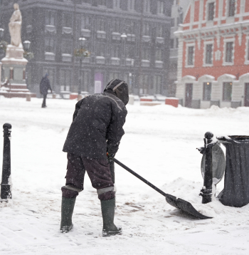 Sniega tīrīšana no Rīgas ielu brauktuvēm un ietvēm.