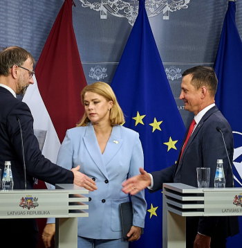 Politisko dimensiju visam notikušajam piešķīrusi valdības divu lielāko oponentu – Zaļo un zemnieku savienības un "Progresīvo" – publiskā pārmetumu apmaiņa. "Progresīvie" uztraucas par "50 miljoniem eiro sabiedrības līdzekļu", bet ZZS pauž uzskatu, ka vietējie uzņēmumi jāatbalsta, un norāda arī uz nebūšanām oponentu vadītajā Satiksmes ministrijā. Attēlā: "Progresīvo" pārstāvis satiksmes ministrs Atis Švinka (no kreisās), premjere Evika Siliņa ("Jaunā Vienotība") un zemkopības ministrs Armands Krauze (ZZS) preses konferencē pēc valdības sēdes.