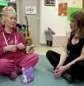 Televīzijas personība Magone Liedeskalna ciemos pie mūziķes Lienes Šomases, 