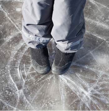 Ielūzt var arī šķietami biezs un drošs ledus.