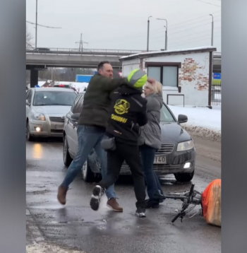 Konflikts starp velokurjeru un volvo vadītāju.
