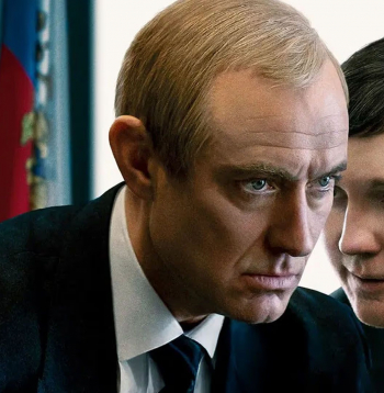 Kadrs no filmas “Kremļa burvis”.