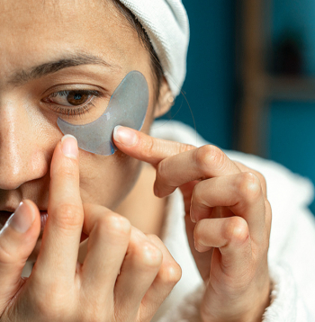 Acu pači dod ātru efektu: mazina tūsku, noguruma pēdas, uzlabo ādas vizuālo izskatu, taču tie nevar aizstāt krēma lietošanu un regulāru sejas ādas kopšanu.