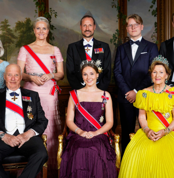 Norvēģijas karaliskā ģimene 2022. gadā: pirmajā rindā karalis Haralds V ar karalieni Sonju un mazmeitu Ingridu Aleksandru; otrajā rindā – princis Hokons (vidū) ar princesi Meti Māritu un dēlu Sverri Magnusu (otrais no labās). Foto redzama arī Metes Māritas māte Mārita (pa kreisi) un princeses dēls no iepriekšējām attiecībām Māriuss (pirmais no labās).