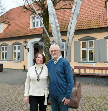 Tarass Marusiks un Natālija Košova Ventspilī. Abi atzīst, ka Latvijā viņiem patīk arhitektūra, tīrās ielas. Pārsteidzis, cik šeit daudz gaismas. Viņiem abiem patīk ceļot, bet vienmēr ir bijis un būs svarīgi atgriezties mājās – Ukrainā.