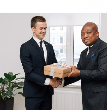 "Lionpro Group" īpašnieks un vadītājs Jānis Kuļikovskis (pa kreisi) ir gandarīts, ka panākta vienošanās ar Ganas Republikas ārlietu ministru Samuelu Okudzeto Ablakvu par ekonomisko sadarbību, kas uzņēmumam ļaus vēl plašāk izvērsties Āfrikā. Dāvanā Ganas ministrs saņem latviešu tautiskos dūraiņus un grāmatu par to adīšanu.