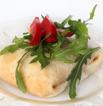 Ar biezpienu, rukolu un papriku pildītas pankūkas.