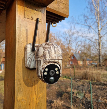 Ar tiešsaistes kameru lieliski var novērot savu īpašumu. Tā ļauj arī uzrunāt atnākušo.