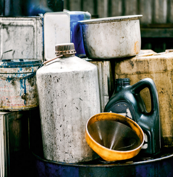 Naftas produktu atkritumi (tehniskās eļļas jeb smēreļļas un to filtri), piemēram, no dārza tehnikas, tiek uzskatīti par bīstamiem atkritumiem, tos kategoriski aizliegts izmest sadzīves atkritumos.