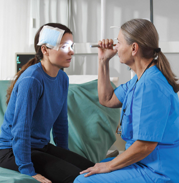 Medicīniska pārbaude pēc smadzeņu satricinājuma.