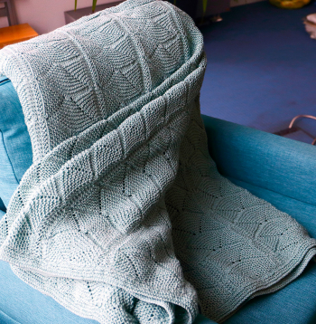 Adīts pārklājs gultai.