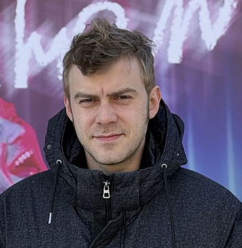 Valts Skuja: "Atveidošu reālu cilvēku, mūziķi Mārtiņu Freimani, kurš vēl samērā nesen bija starp mums. Tiesa, uz skatuves jau tomēr no sevis pilnībā neaizbēgšu, bet zinu, kas man jāizdara, un centīšos, lai skatītāji atpazītu Freimani."