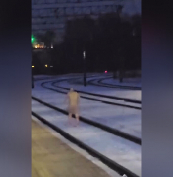 Kails vīrietis staigā pa sliedēm Torņakalna stacijas tuvumā.