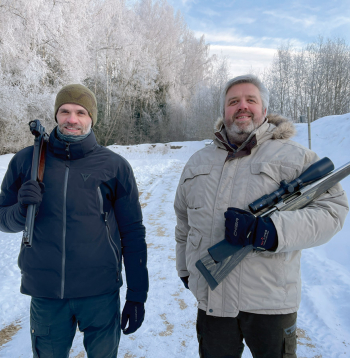 Mednieku skolas "Taurs" vadītāji un šautuves saimnieki Kārlis un Mārtiņš Dadeiki.