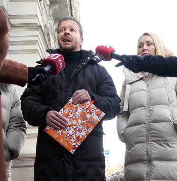 Partijas "Stabilitātei" līderis Aleksejs Rosļikovs un Saeimas deputāte Nataļja Marčenko-Jodko sniedz paziņojumu medijiem par partijai izteikto Ģenerālprokuratūras brīdinājumu.